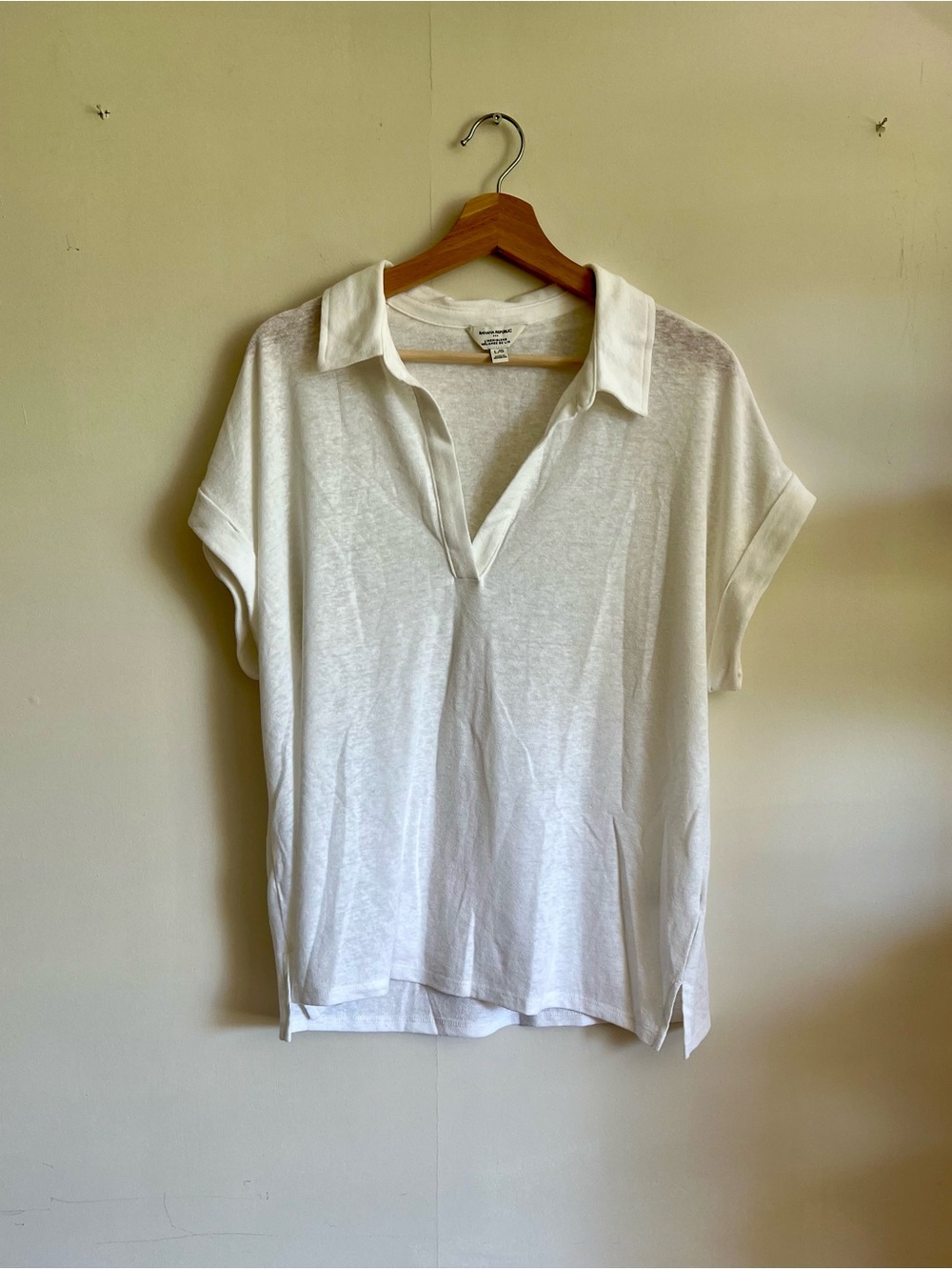 Banana Republic White Short-Sleeve Polo V-Neck Tee linen blend Large